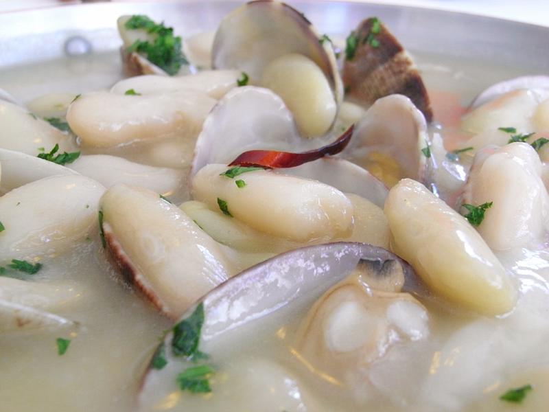 Fabes con Almejas (Spanish Beans with Clams) — world recipes