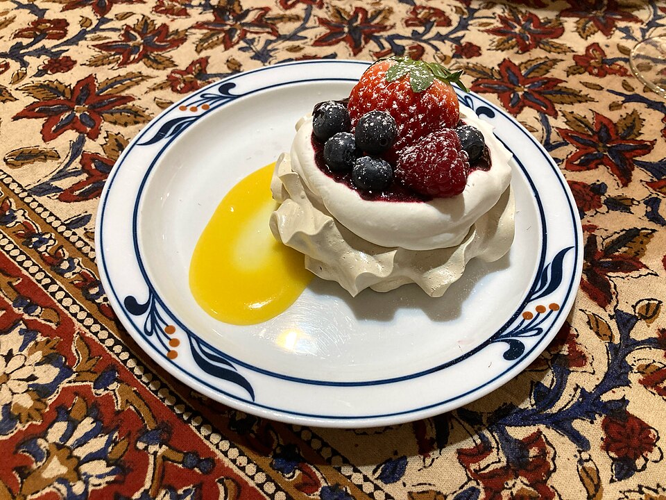 Green Tea and Berry Pavlovas — world recipes