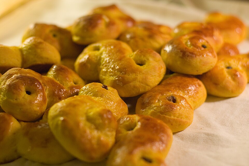 Luciabullar (Scandinavian Saffron Buns) — world recipes