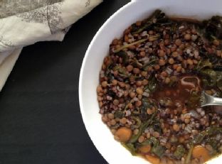 Spicy lentil and black rice soup with kale, spinach and leek — antipasti
